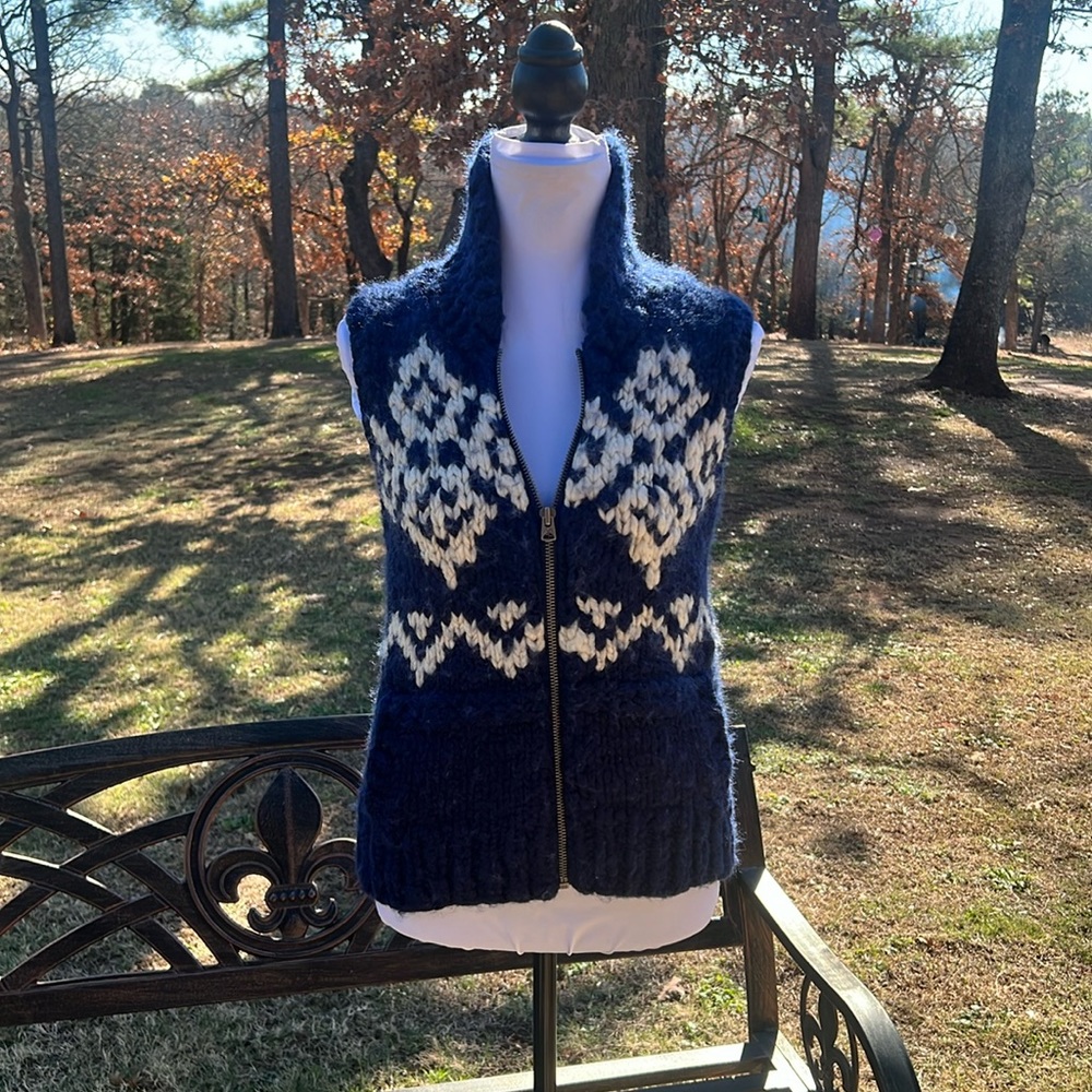 AMERICAN EAGLE SWEATER VEST ………203